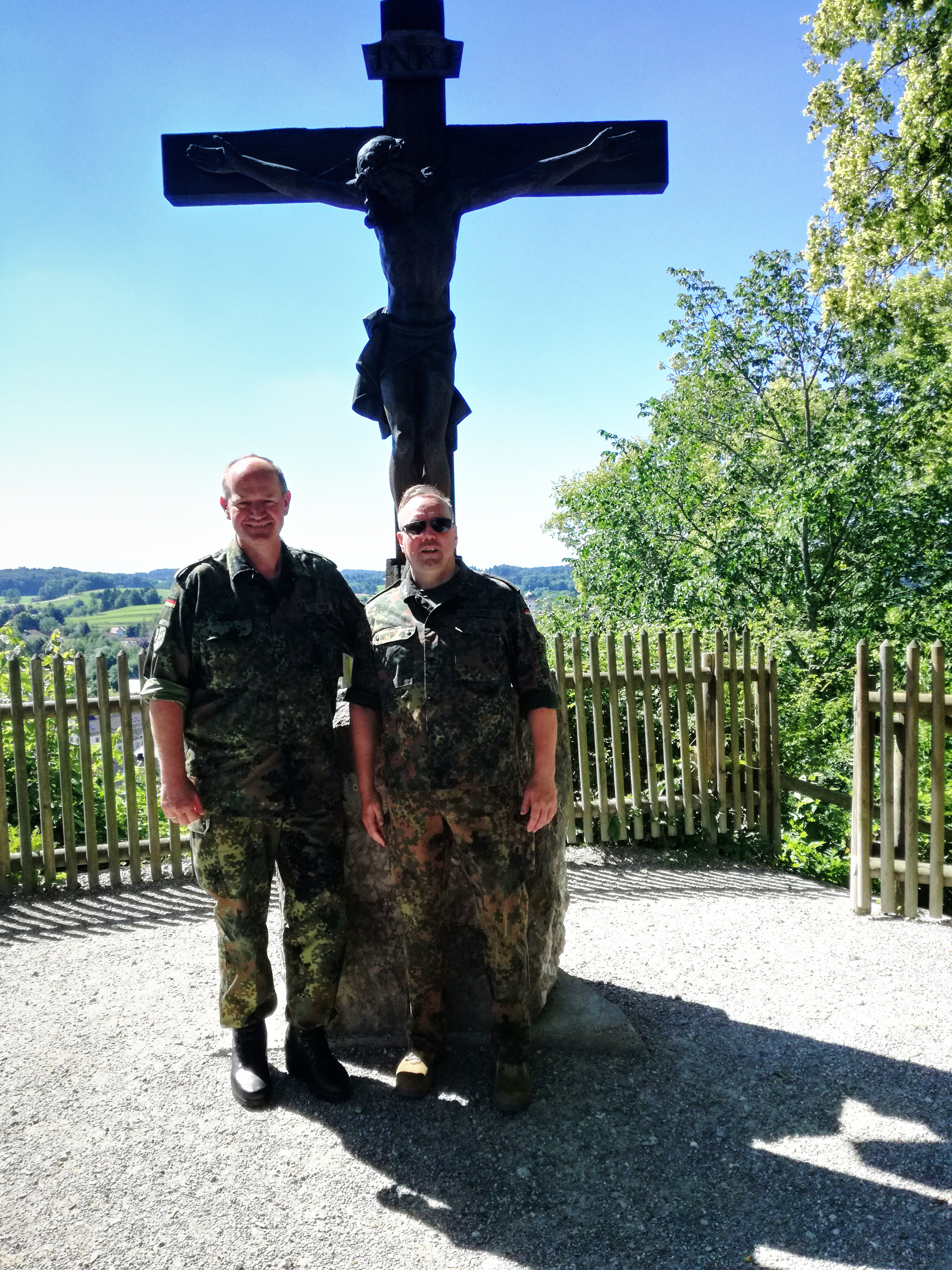 Der Vorsitzende des Katholikenrates beim deutschen Militärbischof OTL Gereon Gräf und der Leitende Militärdekan Arthur Wagner auf dem heiligen Berg