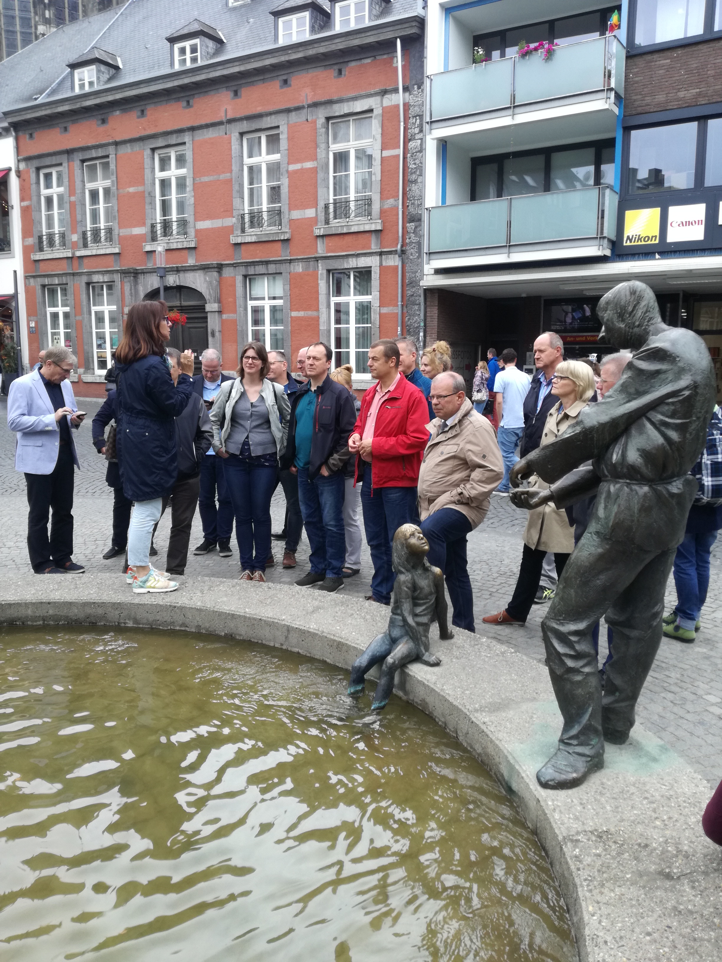 Innerstädtische Führung zum Thema „Pilgerorte in Aachen“ durch Frau Sabine Mathieu am Brunnen „Der Kreislauf des Geldes“ (Foto: OTL Martin Karl)