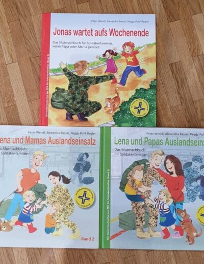 Das Foto zeigt drei Publikationen der ZFG, in denen es um Kinder geht, deren Eltern im Auslandseinsatz sind oder deren Eltern nur am Wochenende vom Dienst heimkommen.