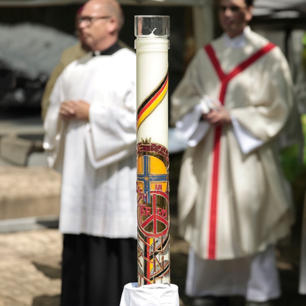 Segnung der Kerze für die Gefallenen am Ende des Pontifikalgottesdienstes im Zeltlager während der 60. Internationalen Soldatenwallfahrt in Lourdes