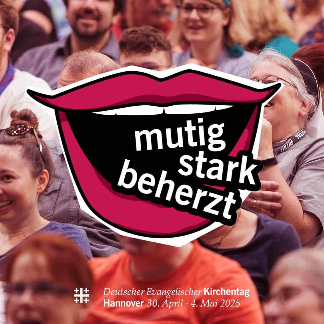 Das Bild zeigt eine Nahaufnahme einer Menschenmenge. Darüber liegt die comic-hafte Zeichnung eines weit geöffneten Mundes, aus dem die Worte „mutig, stark, beherzt“ herauskommen. Diese bilden auch das Motto des 39. Evangelischen Kirchentages (Hannover)